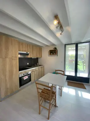 Cuisine ou kitchenette dans l'établissement Logement avec alcôve et jardin proche du Château