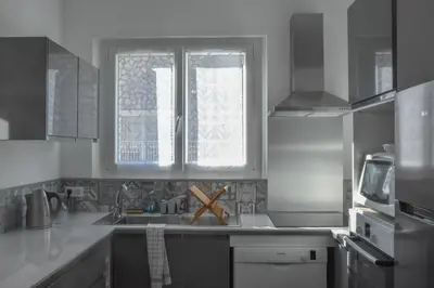Cuisine ou kitchenette dans l'établissement Charmante maison au cœur du village