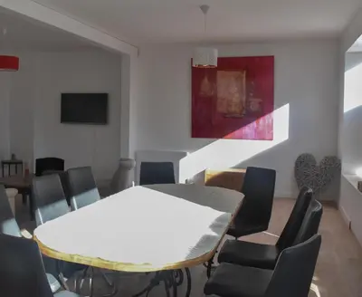 Télévision ou salle de divertissement dans l'établissement Charmante maison au cœur du village