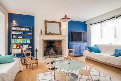 Coin salon dans l'établissement Maison cosy proche du Mans avec jardin et BBQ - l'instant clef