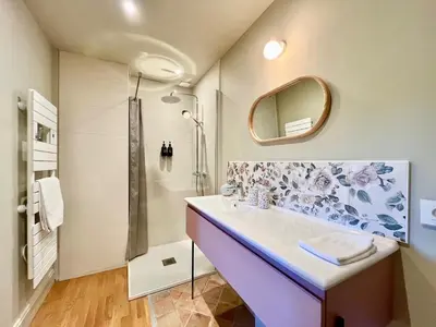 Salle de bains dans l'établissement Dépendance du Château - 4 Chambres - Grande salle commune - Bord de Loire