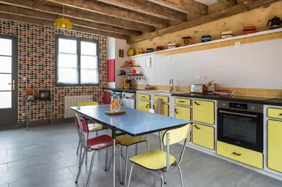 Cuisine ou kitchenette dans l'établissement So Vintage - Gite seventies en Anjou