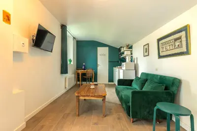 Télévision ou salle de divertissement dans l'établissement les Refuges du Vignoble
