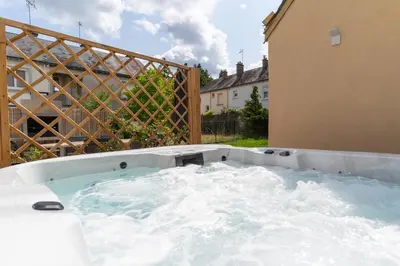Piscine de l'établissement Les Sorbiers & spa ou située à proximité