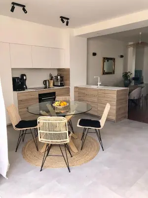 Cuisine ou kitchenette dans l'établissement Maison familiale équipée, centre-ville