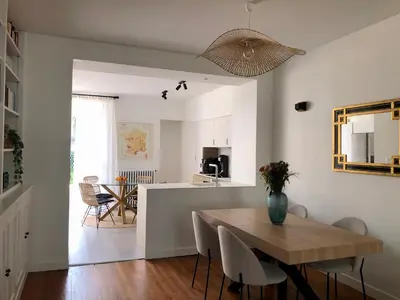 Cuisine ou kitchenette dans l'établissement Maison familiale équipée, centre-ville