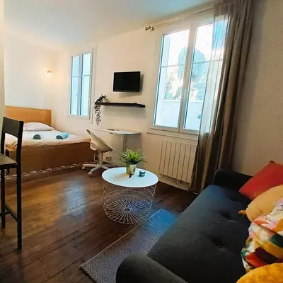 Télévision ou salle de divertissement dans l'établissement L'Explorateur - Gare - Cozy - Wifi - TV
