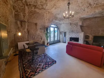 Coin salon dans l'établissement Troglo en bord de Loire, entre vignes et châteaux