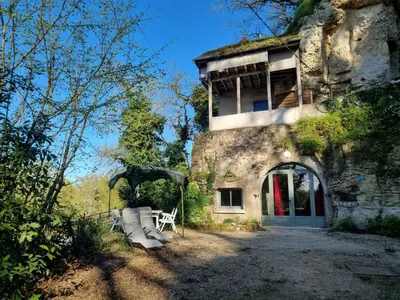 Jardin de l'établissement Troglo en bord de Loire, entre vignes et châteaux