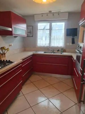 Cuisine ou kitchenette dans l'établissement Maison au Mans pour les 24h