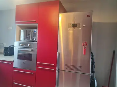 Cuisine ou kitchenette dans l'établissement Maison au Mans pour les 24h