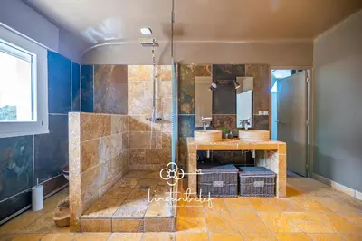 Salle de bains dans l'établissement Havre de paix familial & piscine - L'Instant Clef