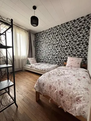 Un ou plusieurs lits dans un hébergement de l'établissement Maison cosy proche gare SNCF 2 chambres