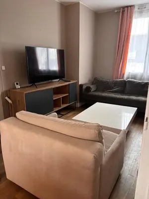 Télévision ou salle de divertissement dans l'établissement Maison cosy proche gare SNCF 2 chambres