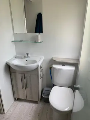 Salle de bains dans l'établissement Mobil home près de l étang