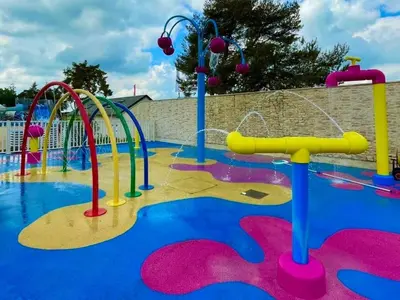 Aire de jeux pour enfants de l'établissement Mobil home près de l étang