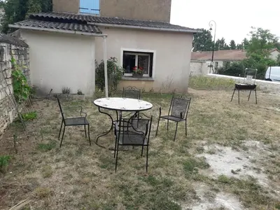 Jardin de l'établissement Maison conviviale avec jardin à Raslay, 80 m²