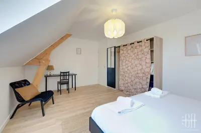 Un ou plusieurs lits dans un hébergement de l'établissement Maison familiale 4 chambres avec jardin et parking