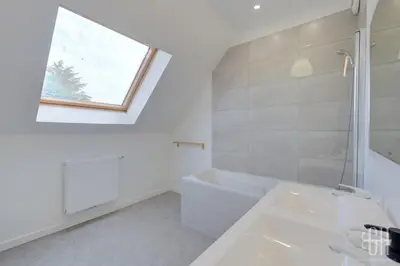 Salle de bains dans l'établissement Maison familiale 4 chambres avec jardin et parking