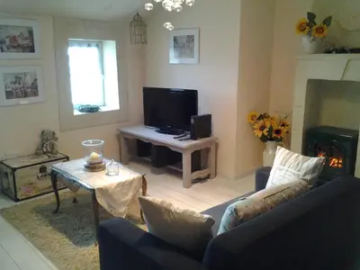 Télévision ou salle de divertissement dans l'établissement Jasmine cottage