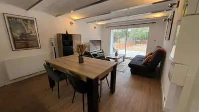 Télévision ou salle de divertissement dans l'établissement Le Garage