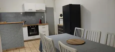 Cuisine ou kitchenette dans l'établissement Le Georges Durand - Parking - 5 min du Circuit 24H - Wifi - 2 chambres