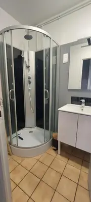 Salle de bains dans l'établissement Le Georges Durand - Parking - 5 min du Circuit 24H - Wifi - 2 chambres