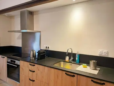 Cuisine ou kitchenette dans l'établissement Le Moulin de Ronsard : Demeure spacieuse, jardin et vue sur le Loir - 8 personnes - FR-1-491-459