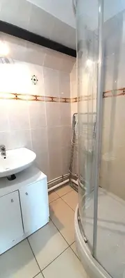 Salle de bains dans l'établissement Gîte familial à Azay le Rideau avec Parking