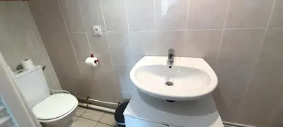 Salle de bains dans l'établissement Gîte familial à Azay le Rideau avec Parking