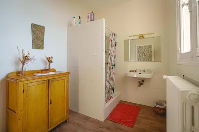 Salle de bains dans l'établissement Chateau avec une vue sur la Loire