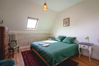 Un ou plusieurs lits dans un hébergement de l'établissement Chateau avec une vue sur la Loire