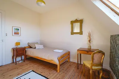 Un ou plusieurs lits dans un hébergement de l'établissement Chateau avec une vue sur la Loire