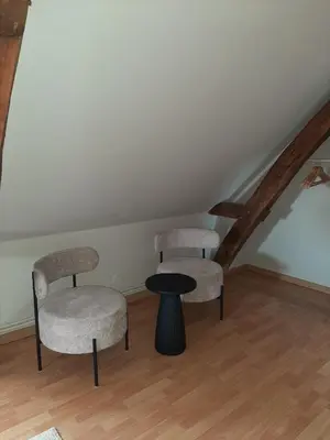 Coin salon dans l'établissement Au pied du Lavoir chambre Germaine
