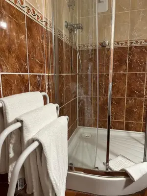 Salle de bains dans l'établissement Maison de ville pour groupe, très proche du château de Villandry