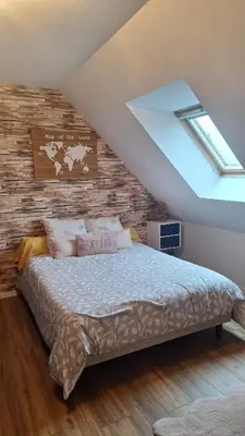Un ou plusieurs lits dans un hébergement de l'établissement Chambre près du circuit des 24h