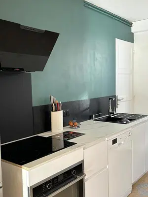 Cuisine ou kitchenette dans l'établissement Maison proche centre ville et circuit avec jardin