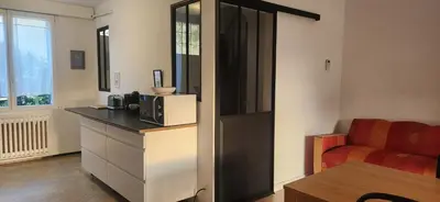 Cuisine ou kitchenette dans l'établissement Maison proche centre ville et circuit avec jardin