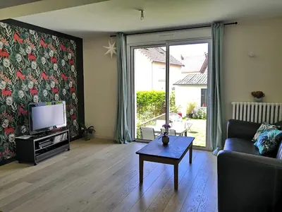 Télévision ou salle de divertissement dans l'établissement Maison proche centre ville et circuit avec jardin