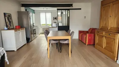 Cuisine ou kitchenette dans l'établissement Maison proche centre ville et circuit avec jardin