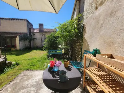 Jardin de l'établissement Maison de Loretz du 18e siècle en Anjou entre vignes et châteaux