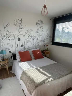 Un ou plusieurs lits dans un hébergement de l'établissement Maison avec piscine