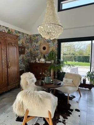 Coin salon dans l'établissement Maison avec piscine
