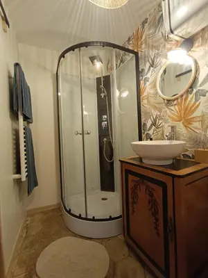 Salle de bains dans l'établissement Urbain Grandier