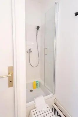 Salle de bains dans l'établissement Le Tribut