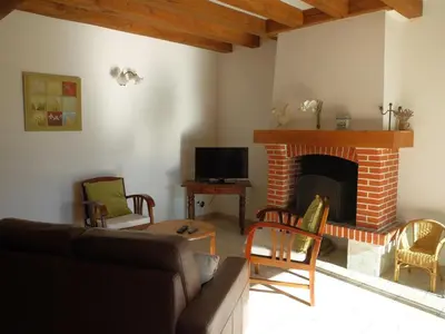 Télévision ou salle de divertissement dans l'établissement Maison de charme avec piscine partagée à Contres - FR-1-491-465