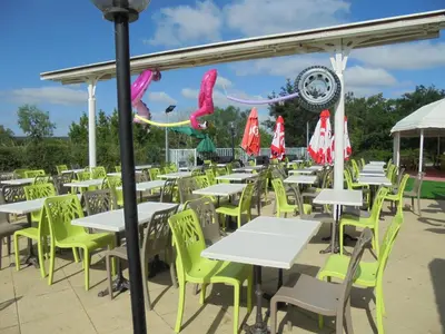Restaurant ou autre lieu de restauration dans l'établissement Mobil-home équipé pour un séjour au vert avec piscine