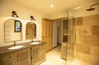 Salle de bains dans l'établissement Longère du Gué du Roi & SPA