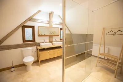 Salle de bains dans l'établissement Longère du Gué du Roi & SPA
