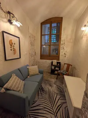Coin salon dans l'établissement Le Donjon Beauvoir - appartement insolite au centre de Blois